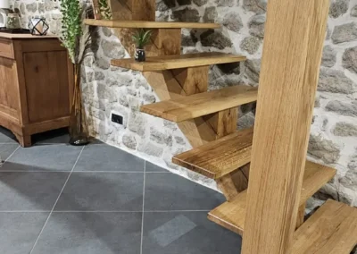 escalier et mur de pierre
